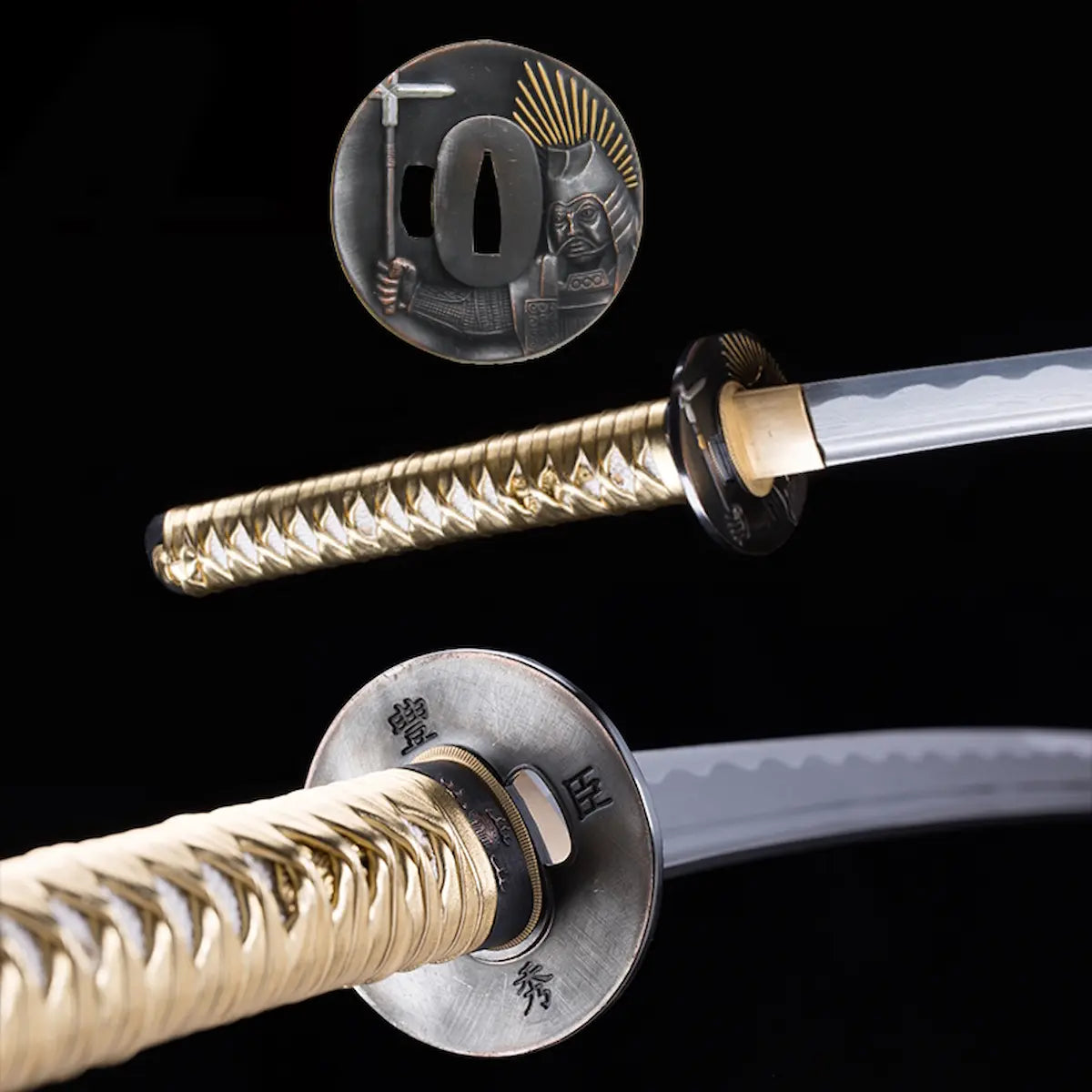 Gros plan du katana japonais Toyotomi Hideyoshi montrant la tsuba gravée d’un samouraï en armure, le tsuka doré tressé et la lame en acier plié au hamon ondulé, sur fond noir studio Blade Bushido.