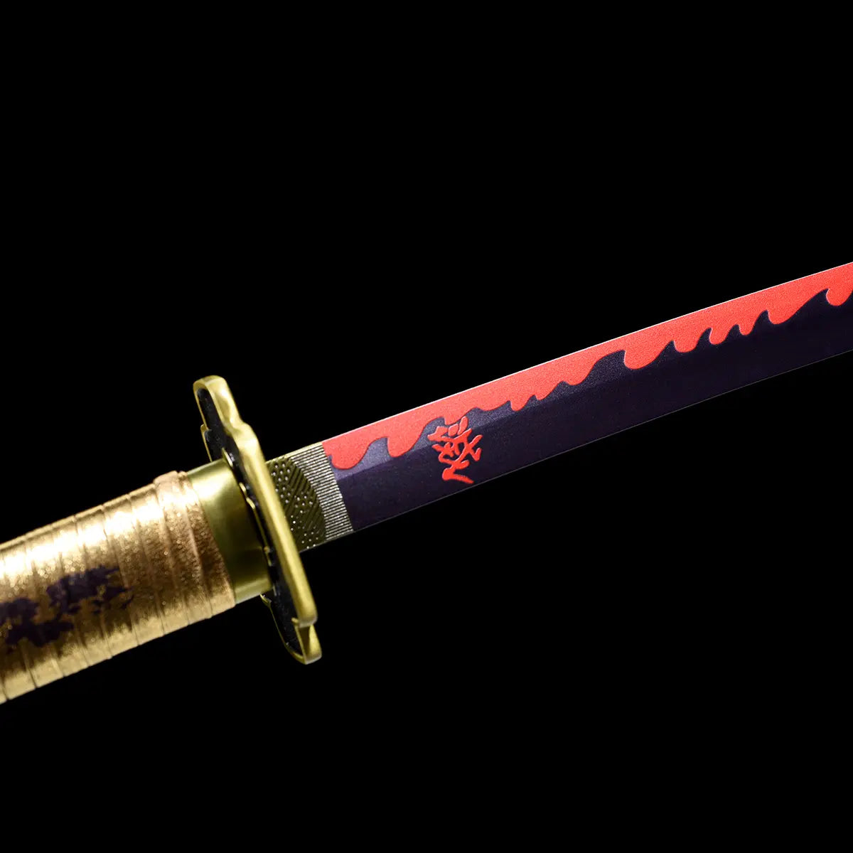 Détail du kanji rouge et des motifs de flammes sur la lame du katana Tsugikuni Yoriichi, réplique fidèle Demon Slayer.