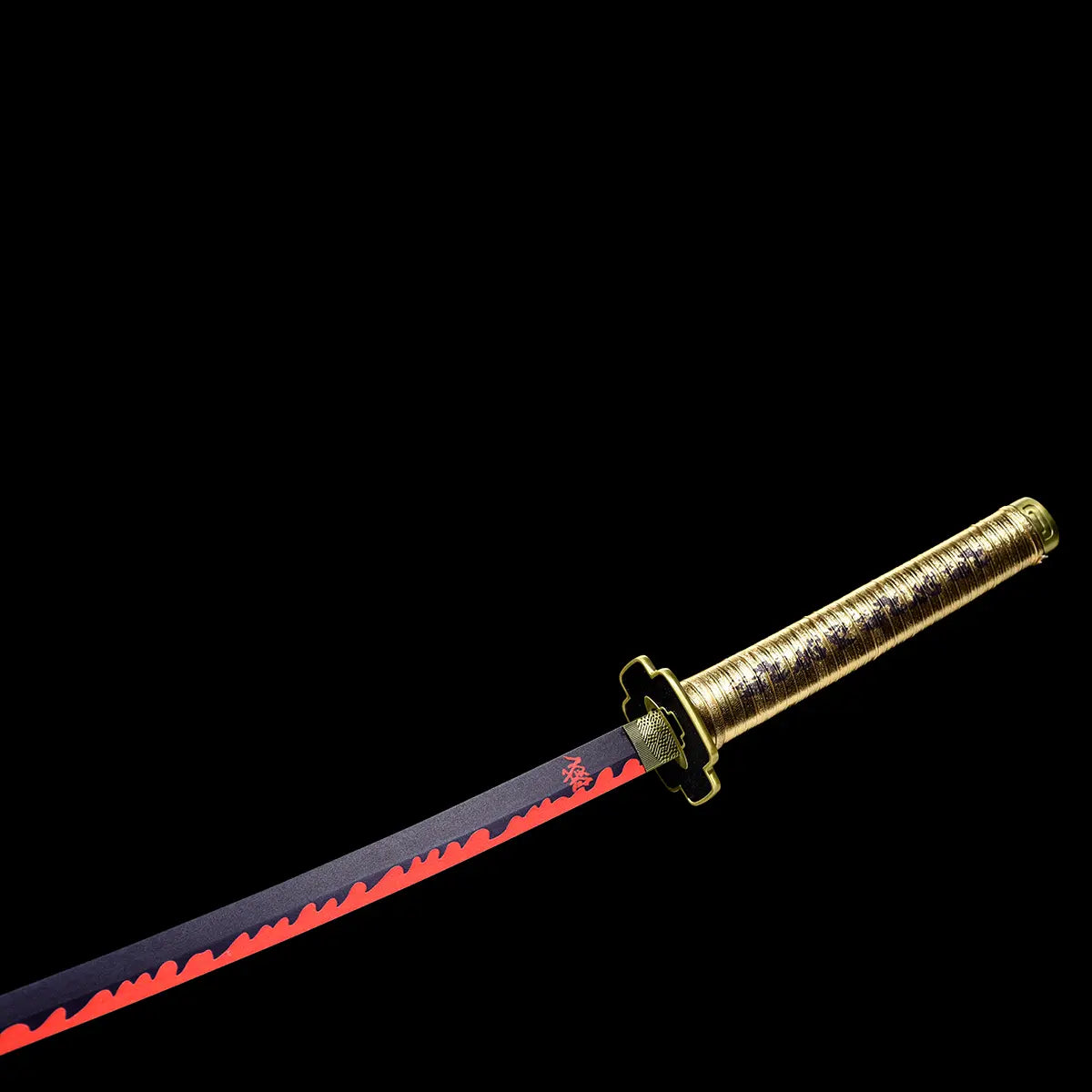 Vue complète du katana Yoriichi avec lame noire et rouge flamme, réplique Demon Slayer prestige.