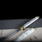 Katana Wado Ichimonji de Zoro exposé avec fourreau blanc et lame au hamon distinctif – Blade Bushido