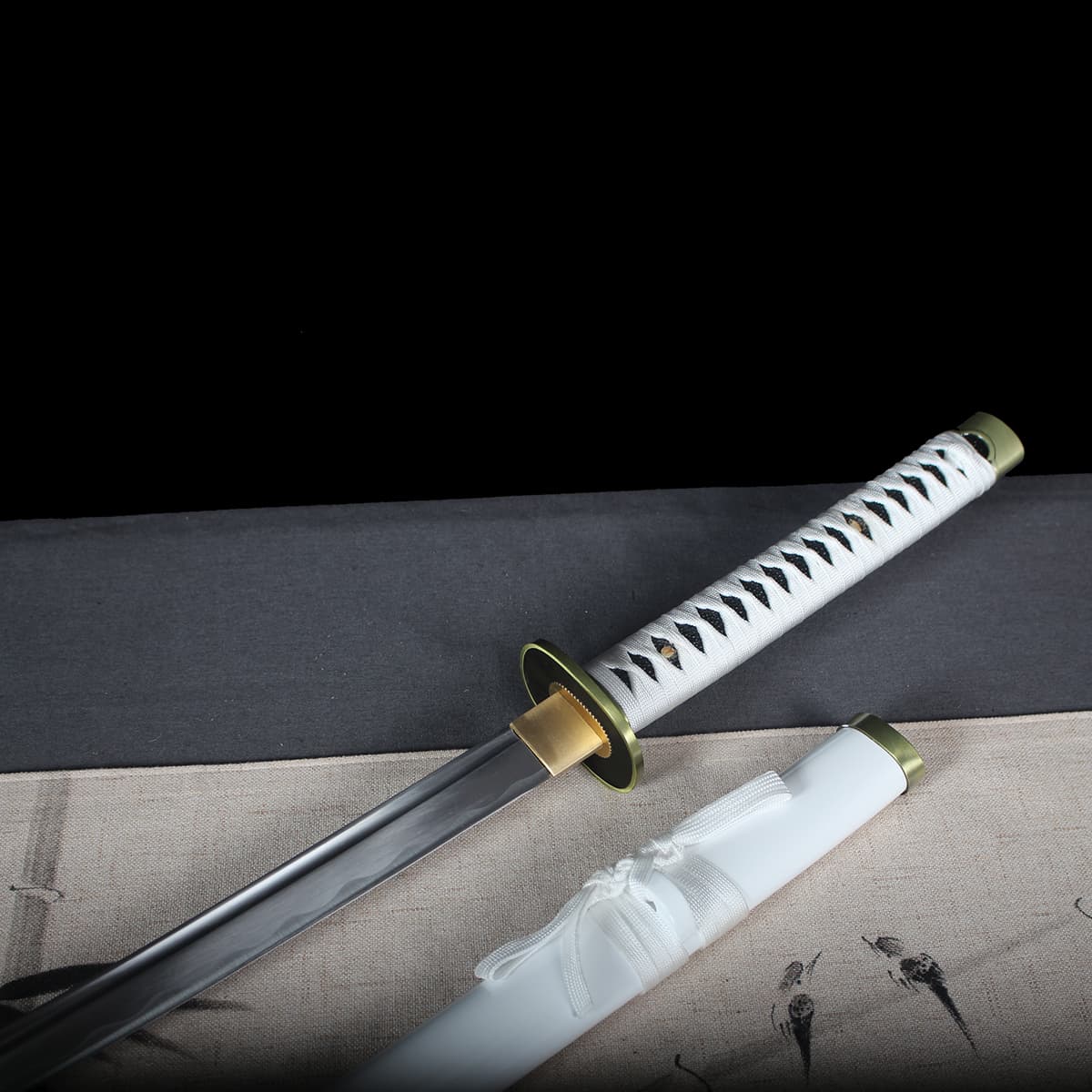 Katana Wado Ichimonji de Zoro exposé avec fourreau blanc et lame au hamon distinctif – Blade Bushido