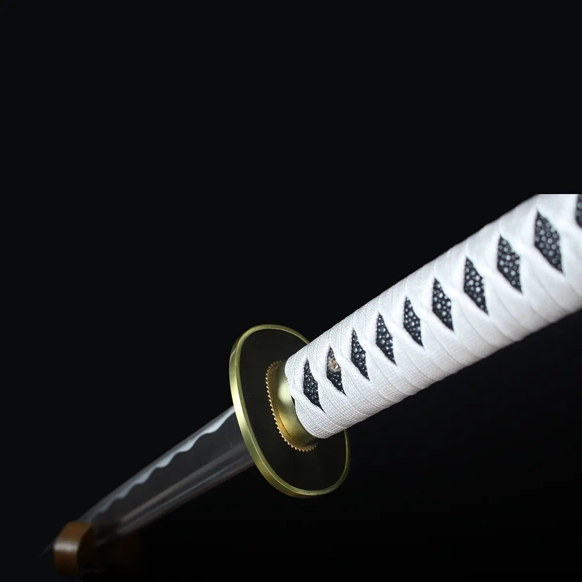 Gros plan sur la poignée blanche en imitation peau de raie du katana japonais Wado Ichimonji – Blade Bushido