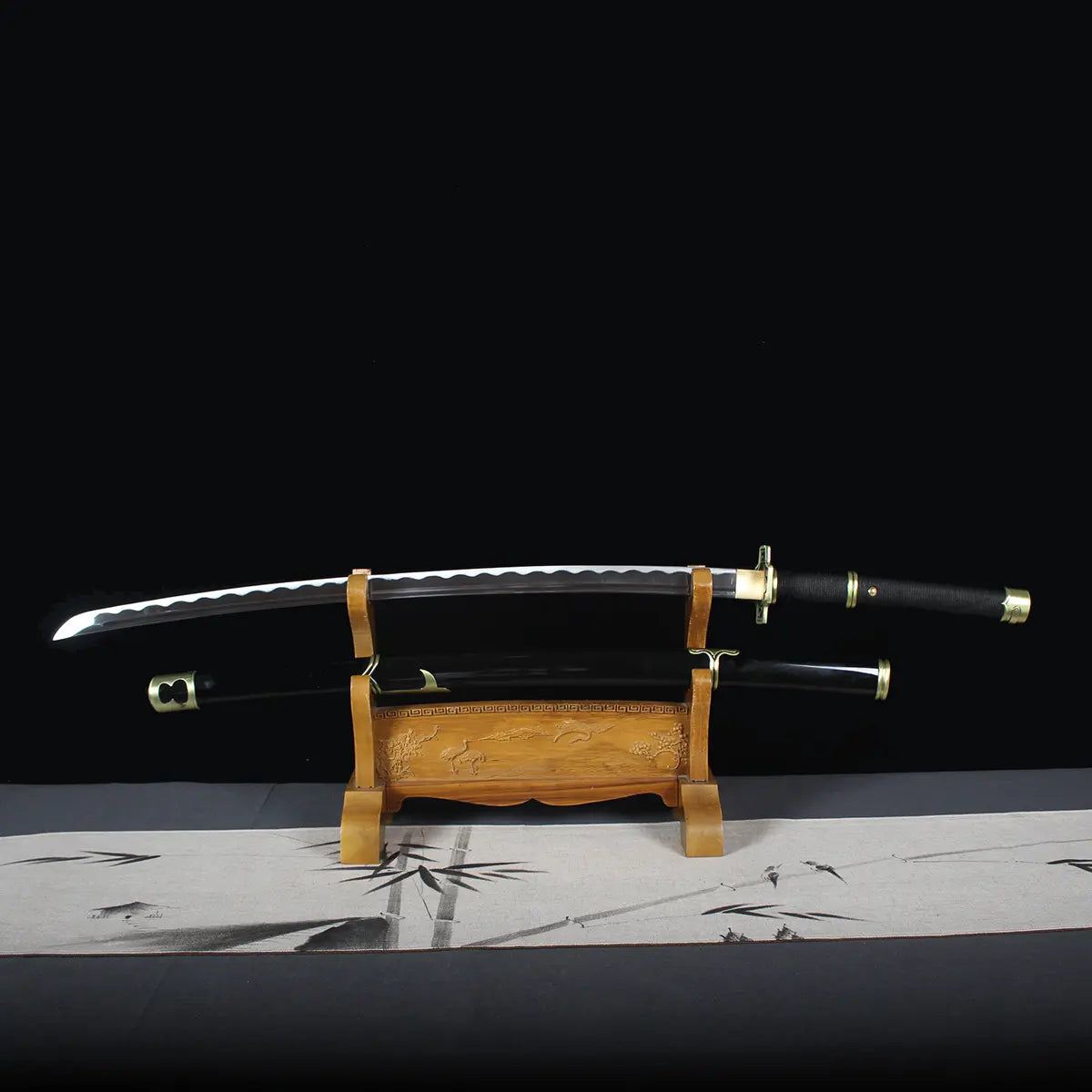 Réplique du katana Yubashiri de Roronoa Zoro One Piece, lame acier carbone 1045 avec hamon poli et finition réaliste.