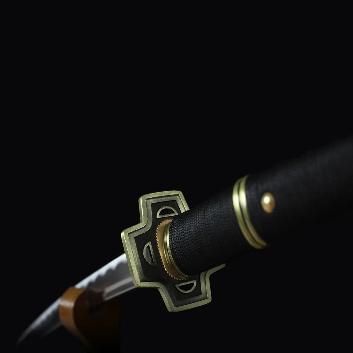 Vue rapprochée de la tsuba du katana japonais Yubashiri, réplique réaliste du sabre de Roronoa Zoro One Piece.