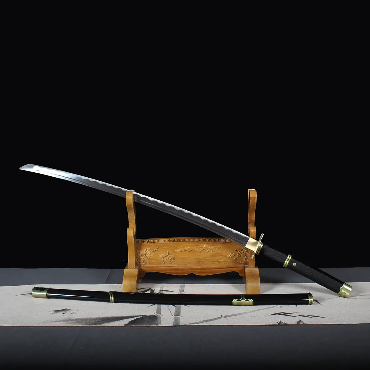 Katana japonais Yubashiri présenté sur support en bois, réplique artisanale du sabre One Piece de Roronoa Zoro.