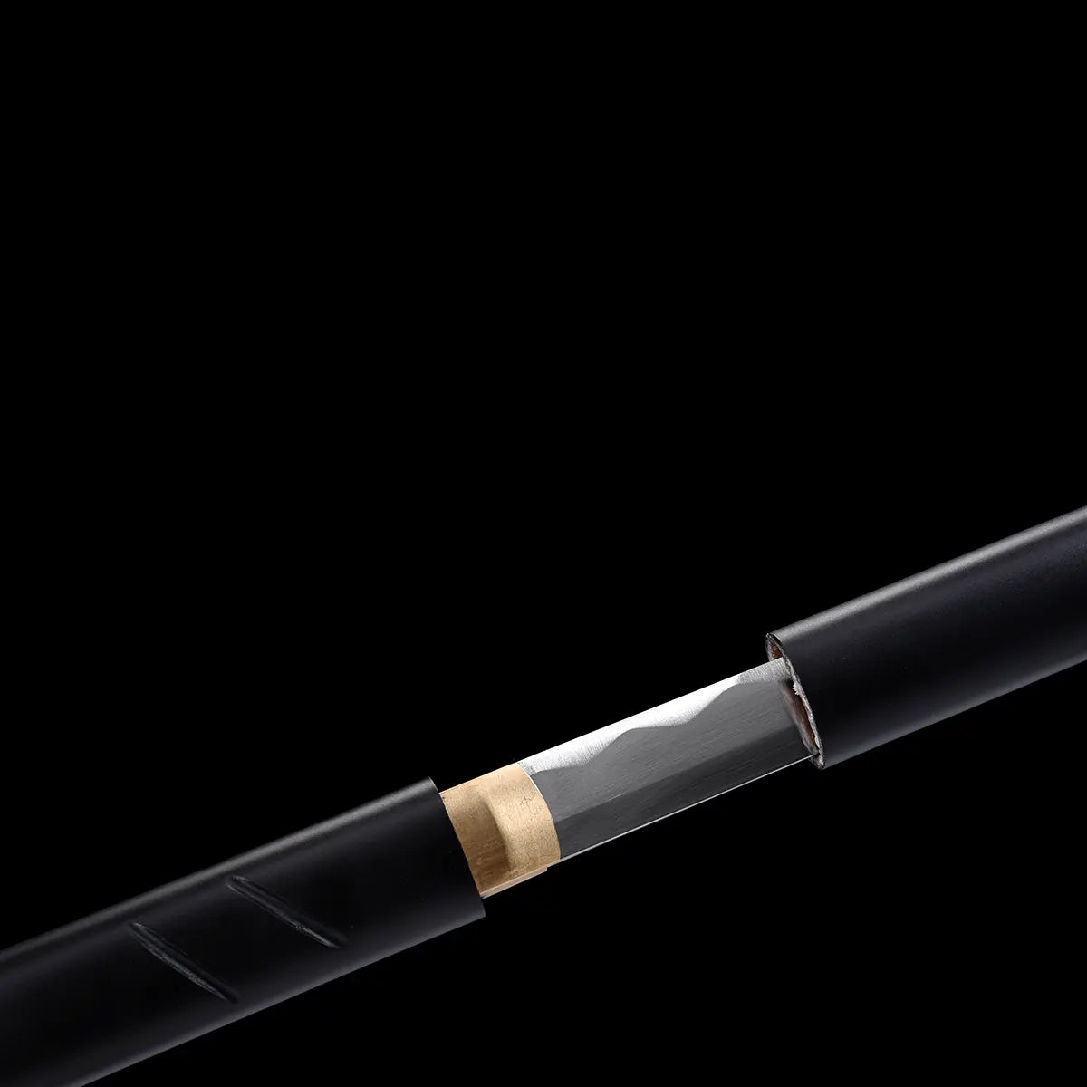 Détail rapproché du katana Zatoichi Lame du Vagabond, sabre japonais en acier carbone 1045 avec habaki doré, lame polie au hamon ondulé et fourreau noir laqué brillant, photographié sur fond noir. Réplique authentique Blade Bushido idéale pour cosplay et collection.