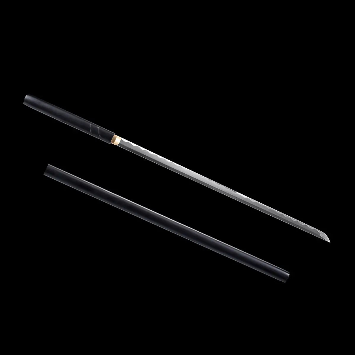 Image du katana Zatoichi Lame du Vagabond, sabre japonais en acier carbone 1045 avec lame polie et hamon visible, fourreau noir laqué brillant présenté à côté, sur fond noir. Réplique authentique Blade Bushido idéale pour collection, cosplay ou décoration.