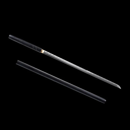 Image du katana Zatoichi Lame du Vagabond, sabre japonais en acier carbone 1045 avec lame polie et hamon visible, fourreau noir laqué brillant présenté à côté, sur fond noir. Réplique authentique Blade Bushido idéale pour collection, cosplay ou décoration.