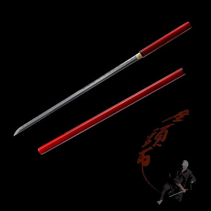 Image du katana Zatoichi Lame du Vagabond, sabre japonais en acier carbone 1045 avec lame polie et fourreau rouge laqué brillant, posé sur fond noir accompagné d’une illustration de personnage et calligraphie japonaise rouge. Réplique collector Blade Bushido idéale pour cosplay et décoration.