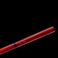 Vue rapprochée du fourreau rouge laqué du katana Zatoichi Lame du Vagabond, sabre japonais en acier carbone 1045, décoré d’une bague noire et de rainures gravées, photographié sur fond noir. Réplique authentique Blade Bushido, idéale pour collection ou cosplay.