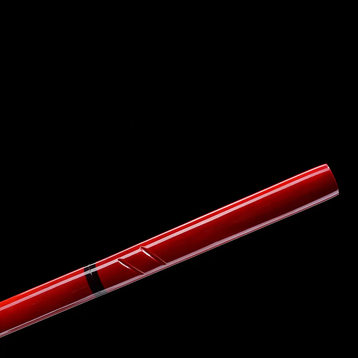 Vue rapprochée du fourreau rouge laqué du katana Zatoichi Lame du Vagabond, sabre japonais en acier carbone 1045, décoré d’une bague noire et de rainures gravées, photographié sur fond noir. Réplique authentique Blade Bushido, idéale pour collection ou cosplay.