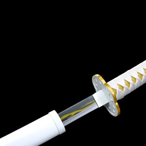 Katana Zenitsu en cours de dégainage – garde dorée et fourreau blanc laqué mis en valeur