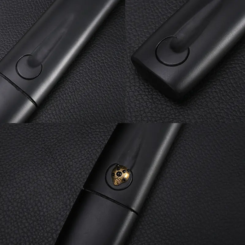 Détail du katana shirasaya noir KUROTAKE posé sur un fond noir texturé, montrant le bois dur laqué noir du fourreau et de la poignée, avec un insert décoratif en laiton visible sur la poignée, finition mate et lignes épurées sans tsuba.
