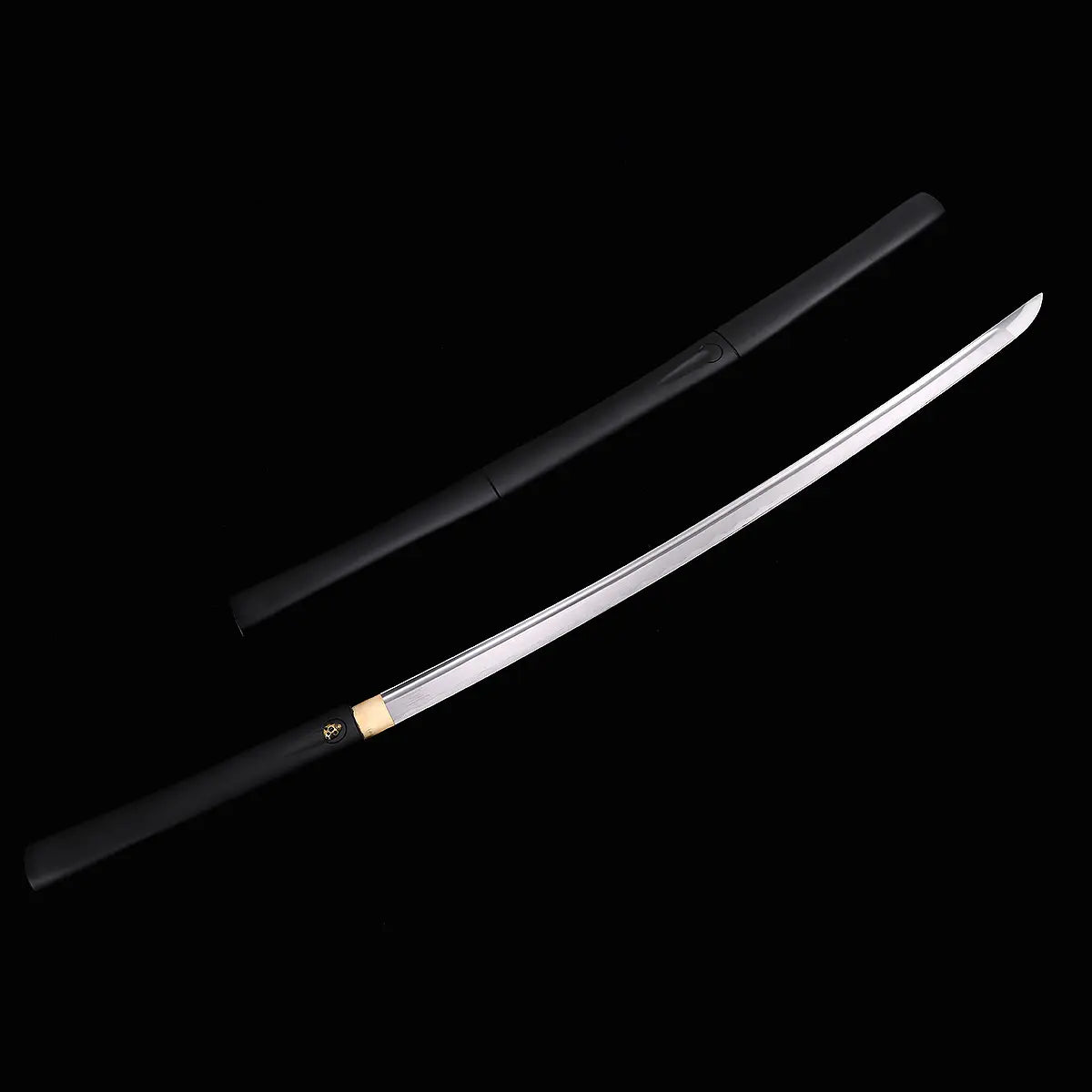 Vue d’ensemble du katana shirasaya noir KUROTAKE avec la lame et le fourreau séparés, présentés en diagonale sur fond noir, montrant la lame en acier poli avec courbure régulière, la poignée et le saya en bois dur laqué noir imitation bambou, habaki en laiton visible, ensemble sans tsuba.
