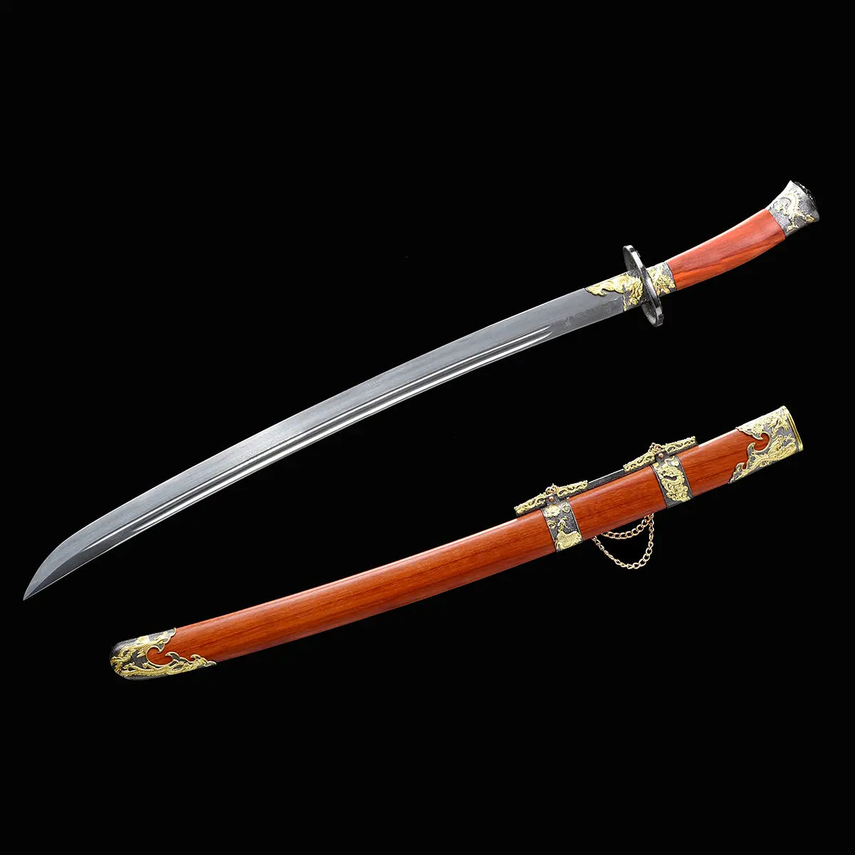 Sabre chinois Dao LONG FENG présenté avec lame courbe sortie du fourreau rouge-brun sur fond noir, poignée assortie, garde noire, garnitures dorées décoratives et chaîne métallique visible sur le fourreau.