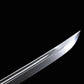 Gros plan sur la lame courbe du sabre chinois Dao LONG FENG, avec pointe relevée, acier plié aux motifs ondulés visibles, gorge centrale brillante et fond noir sobre mettant en valeur le profil du tranchant.