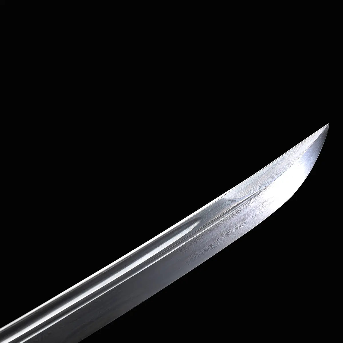 Gros plan sur la lame courbe du sabre chinois Dao LONG FENG, avec pointe relevée, acier plié aux motifs ondulés visibles, gorge centrale brillante et fond noir sobre mettant en valeur le profil du tranchant.