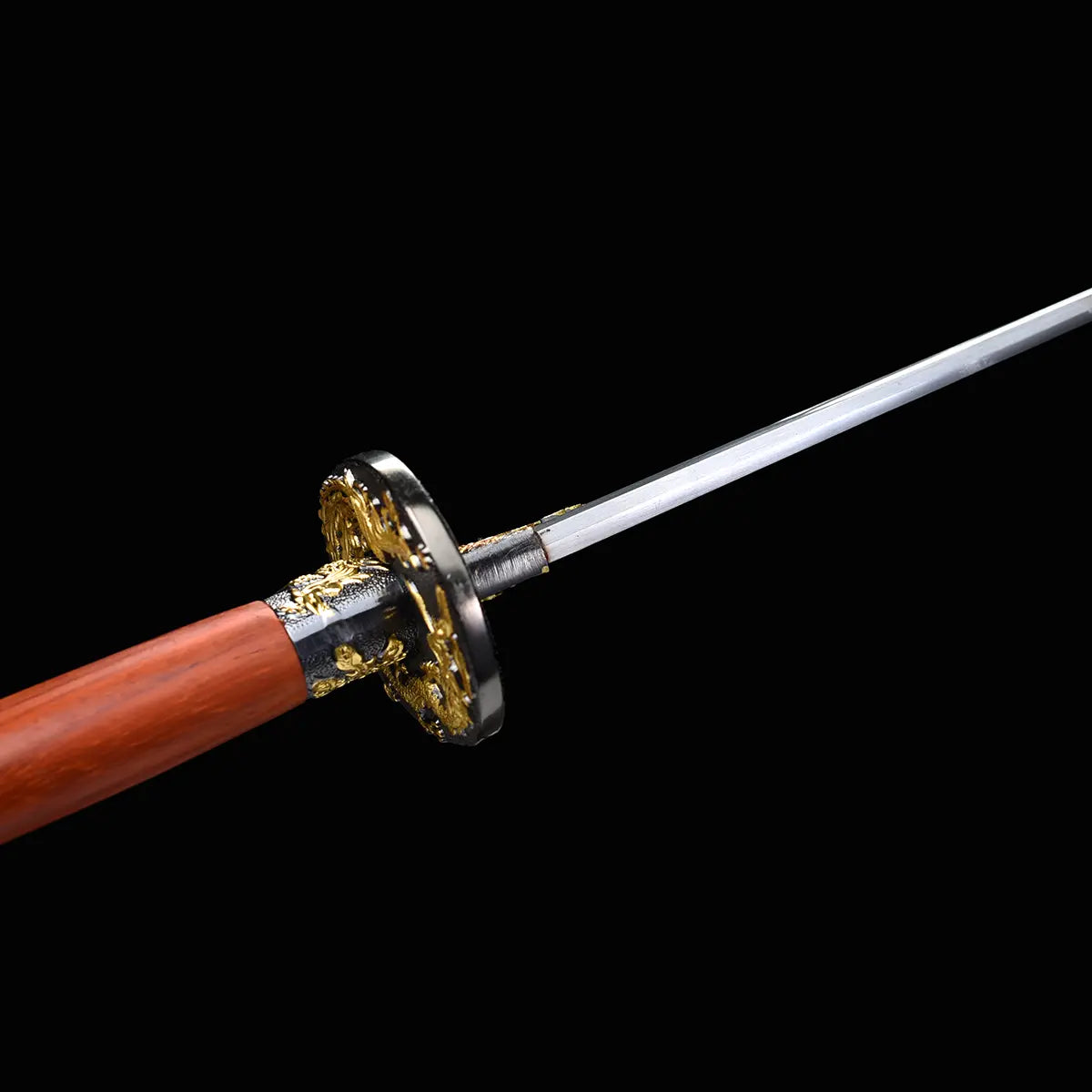Sabre chinois Dao LONG FENG vu en gros plan depuis la poignée rouge-brun, avec garde noire et dorée ornée de motifs dragon et phénix, base de lame métallique visible et fond noir sobre.
