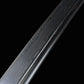 Gros plan sur la lame du sabre chinois Dao LONG FENG, avec acier plié aux motifs ondulés sombres, gorge centrale brillante, surface métallique texturée et fond noir sobre.