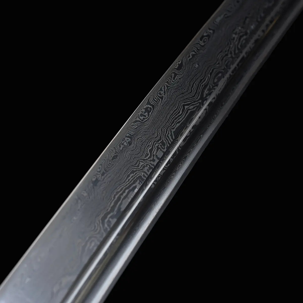 Gros plan sur la lame du sabre chinois Dao LONG FENG, avec acier plié aux motifs ondulés sombres, gorge centrale brillante, surface métallique texturée et fond noir sobre.