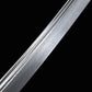 Gros plan sur la lame du sabre chinois Dao LONG FENG, avec acier plié aux motifs ondulés visibles, gorge centrale brillante, surface métallique détaillée et fond noir sobre.