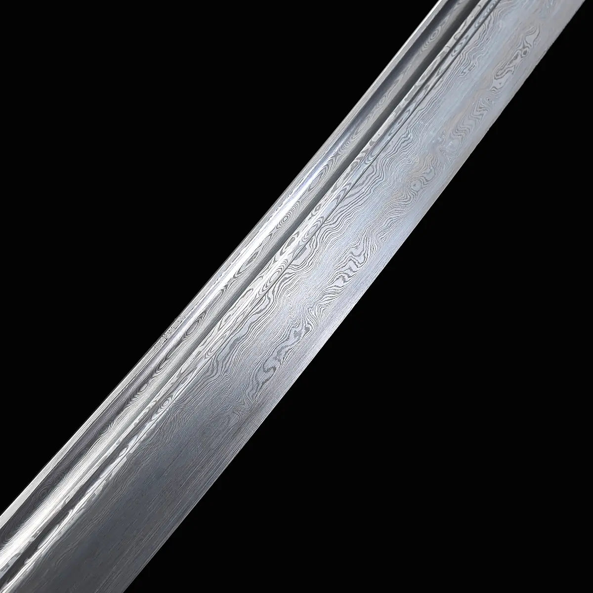 Gros plan sur la lame du sabre chinois Dao LONG FENG, avec acier plié aux motifs ondulés visibles, gorge centrale brillante, surface métallique détaillée et fond noir sobre.