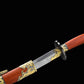Sabre chinois Dao LONG FENG partiellement sorti de son fourreau rouge-brun, avec lame en acier plié visible, garde noire, garnitures dorées décoratives, poignée en bois et fond noir sobre.