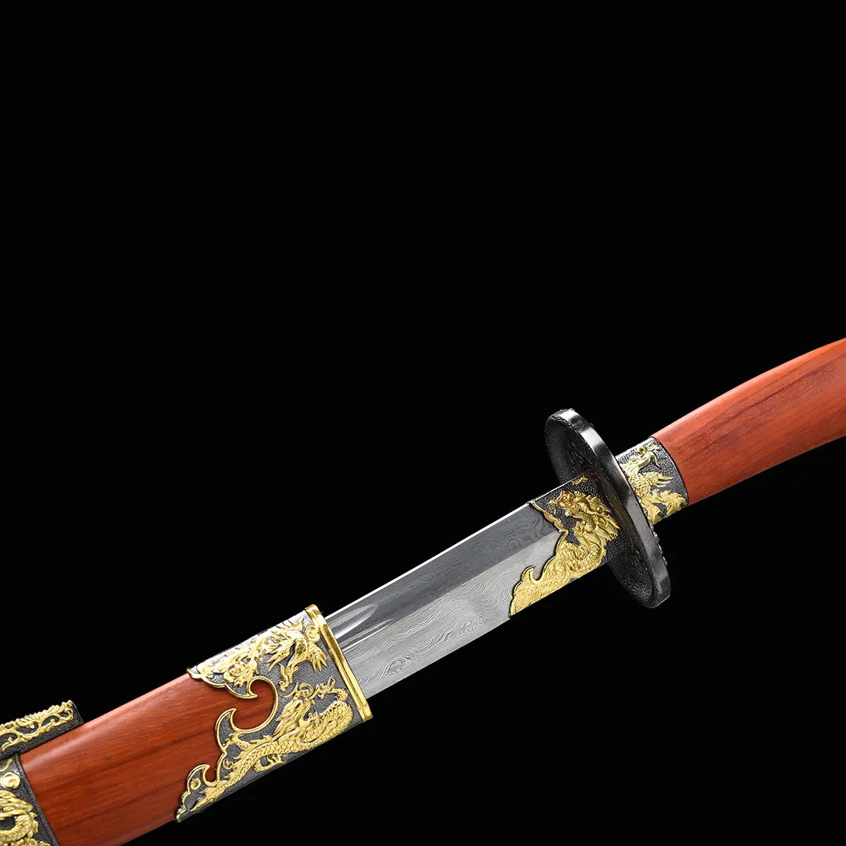 Sabre chinois Dao LONG FENG partiellement sorti de son fourreau rouge-brun, avec lame en acier plié visible, garde noire, garnitures dorées décoratives, poignée en bois et fond noir sobre.