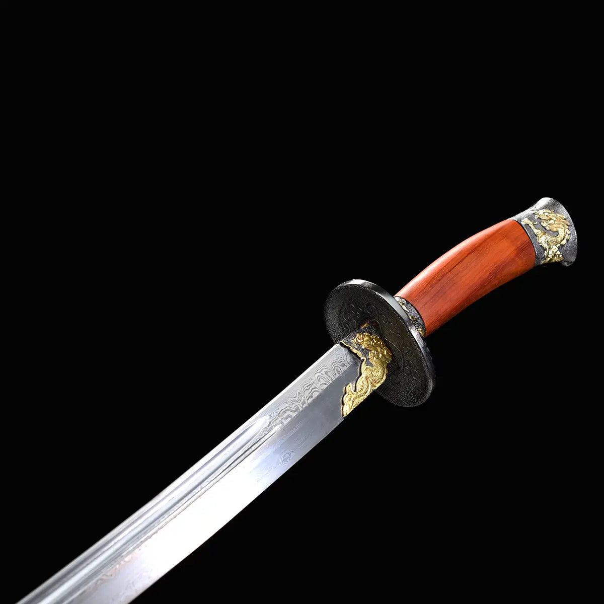 Gros plan sur la poignée rouge-brun du sabre chinois Dao LONG FENG, avec garde noire, garnitures dorées décoratives, lame courbe en acier plié partiellement visible et fond noir sobre.