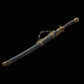 Sabre chinois Dao LONG WEI présenté dans son fourreau noir texturé sur fond noir, avec poignée tressée brune, garde ronde en laiton, pommeau décoré et garnitures dorées à motifs de dragon, vue en diagonale complète du Dao chinois de collection.