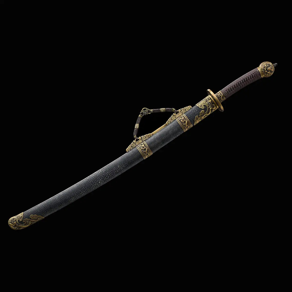 Sabre chinois Dao LONG WEI présenté dans son fourreau noir texturé sur fond noir, avec poignée tressée brune, garde ronde en laiton, pommeau décoré et garnitures dorées à motifs de dragon, vue en diagonale complète du Dao chinois de collection.