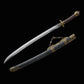 Sabre chinois Dao LONG WEI sorti de son fourreau noir texturé sur fond noir, avec lame courbe argentée à gorge centrale, garde ronde en laiton, poignée tressée brune, pommeau décoré et garnitures dorées à motifs de dragon.