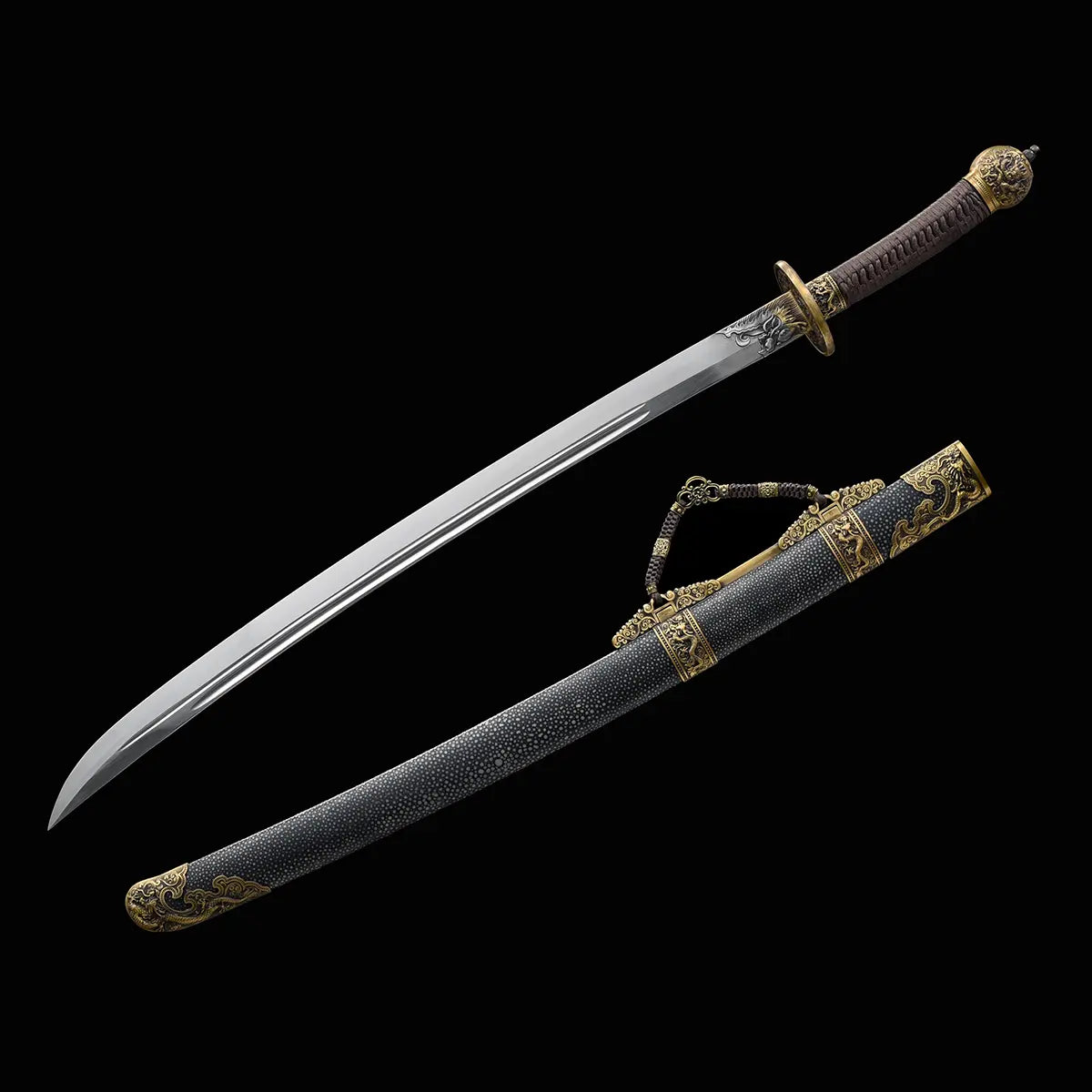Sabre chinois Dao LONG WEI sorti de son fourreau noir texturé sur fond noir, avec lame courbe argentée à gorge centrale, garde ronde en laiton, poignée tressée brune, pommeau décoré et garnitures dorées à motifs de dragon.
