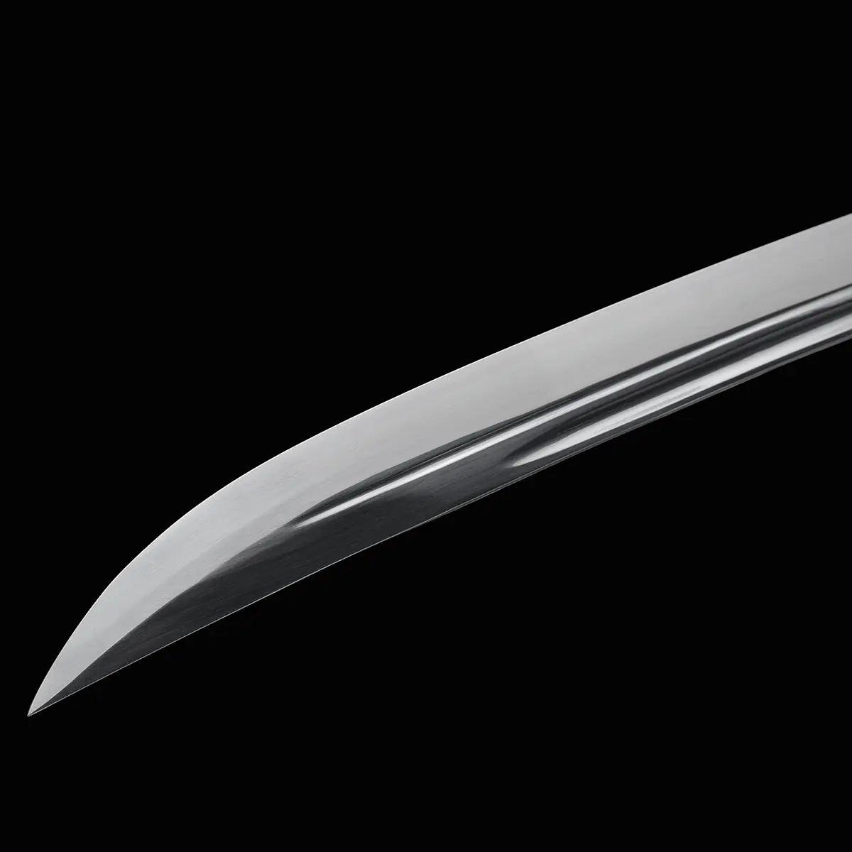 Gros plan sur la lame courbe argentée du sabre chinois Dao LONG WEI, avec pointe visible, dos de lame, tranchant poli et gorge centrale sur fond noir, détail de la lame chinoise forgée destinée à la collection.