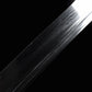 Gros plan sur la lame du sabre chinois Dao LONG WEI, avec reflets sombres sur fond noir, gorge centrale visible et motifs ondulés de l’acier plié sur la surface de la lame courbe.