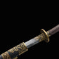 Sabre chinois Dao LONG WEI partiellement sorti de son fourreau noir texturé sur fond noir, avec garde ronde en laiton, poignée brune tressée, lame courbe argentée et garnitures dorées ornées de motifs dragon.