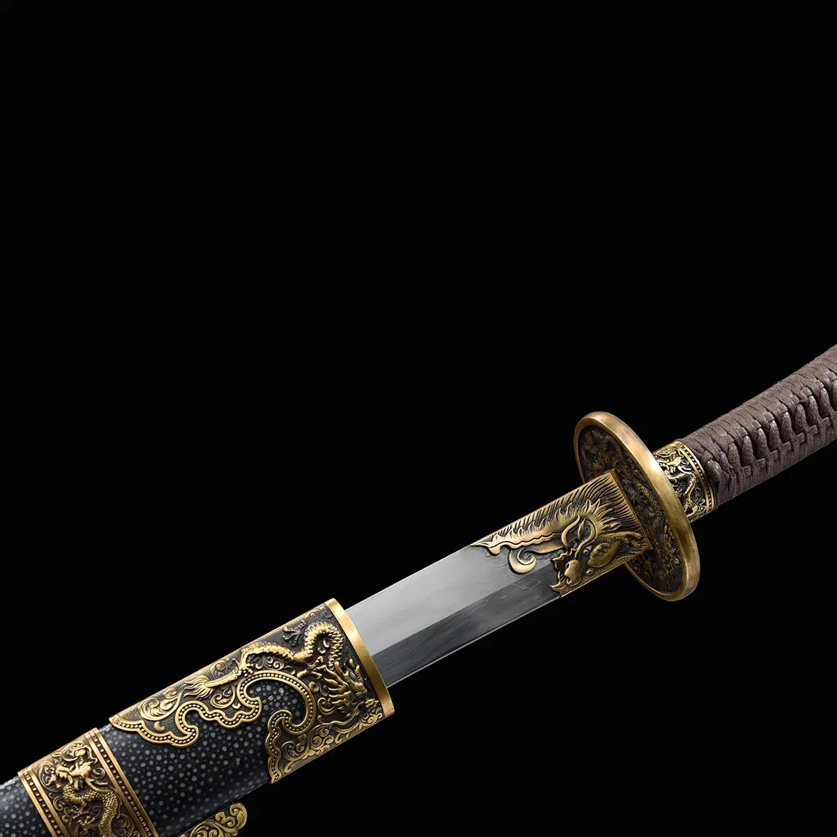 Sabre chinois Dao LONG WEI partiellement sorti de son fourreau noir texturé sur fond noir, avec garde ronde en laiton, poignée brune tressée, lame courbe argentée et garnitures dorées ornées de motifs dragon.