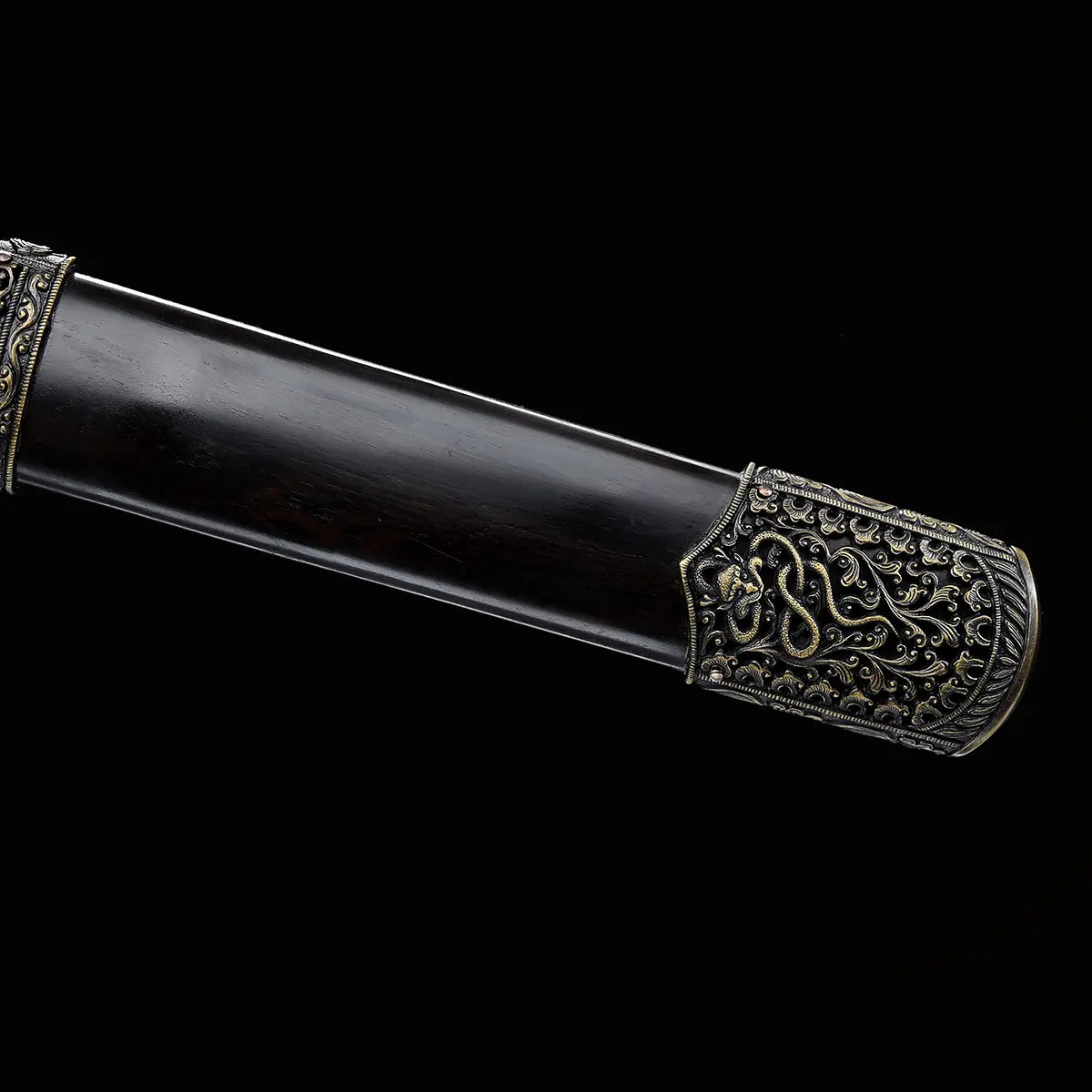 Détail du fourreau d’une épée chinoise Jian Longquan, avec bois sombre type ébène, garnitures métalliques ornementées à motifs ajourés et finition noire sur fond noir.