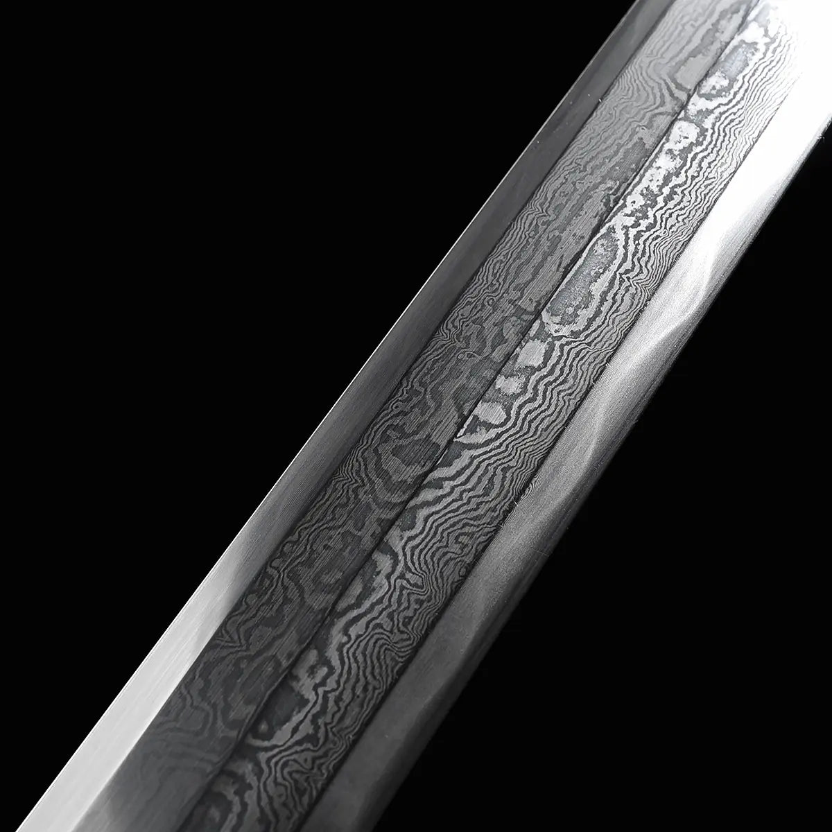 Gros plan sur la lame droite d’une épée chinoise Jian Longquan, avec motif d’acier plié apparent, finition métallique contrastée et surface texturée sur fond noir.