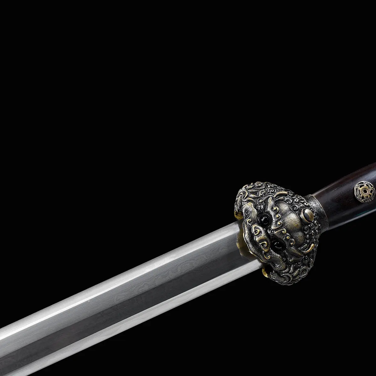 Gros plan sur une épée chinoise Jian Longquan avec lame droite en acier plié à motif apparent, garde métallique ornementée, poignée sombre et fond noir.