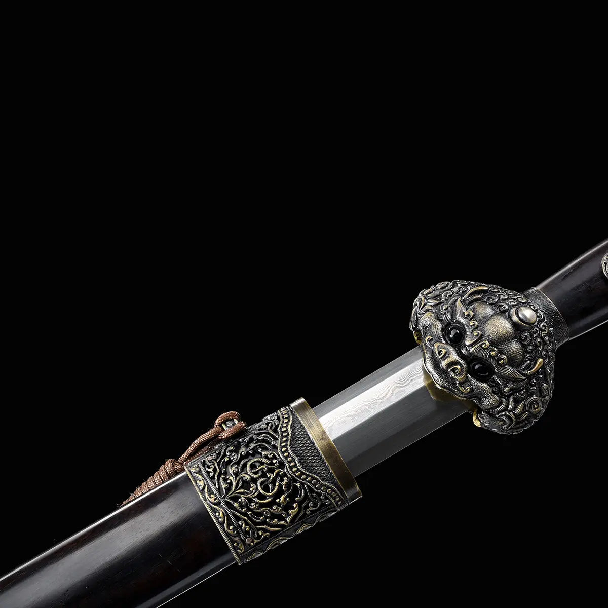 Gros plan sur une épée chinoise Jian Longquan partiellement sortie de son fourreau, avec lame droite en acier plié, garde métallique ornementée, fourreau sombre type ébène et fond noir.