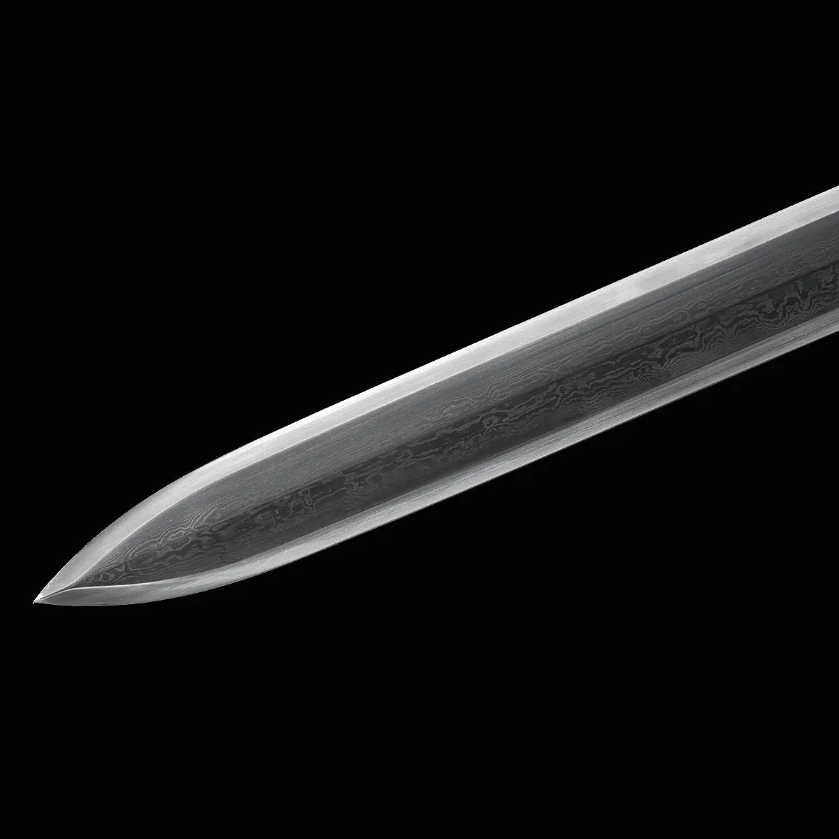 Gros plan sur la lame droite d’une épée chinoise Jian Longquan, avec pointe centrale, motif d’acier plié apparent et finition métallique contrastée sur fond noir.
