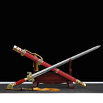 Épée chinoise Jian LONGQUAN HONG LONG présentée en croix avec sa lame droite sortie du fourreau rouge, posée sur un support en bois devant un fond noir, avec garde dorée ouvragée, poignée rouge, garnitures en laiton et dragonne à pompon jaune.