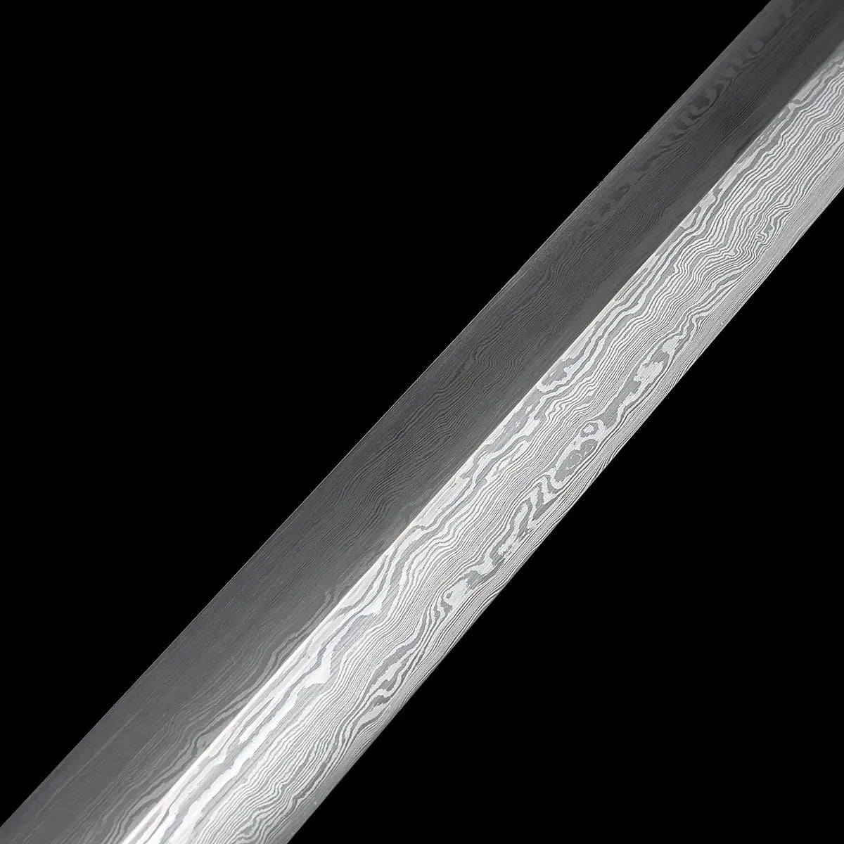 Gros plan sur la lame droite de l’épée chinoise Jian LONGQUAN HONG LONG, avec acier plié aux motifs ondulés visibles, arête centrale marquée et finition métallique sur fond noir.