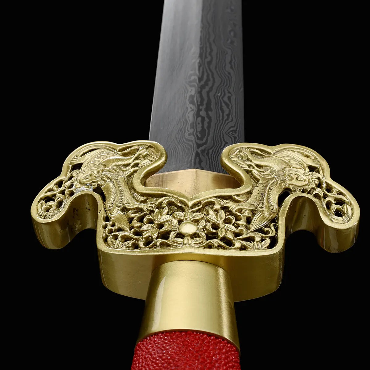 Gros plan frontal sur l’épée chinoise Jian LONGQUAN HONG LONG avec garde dorée ouvragée, motifs floraux et dragons visibles, poignée rouge texturée et lame droite en acier plié sur fond noir.