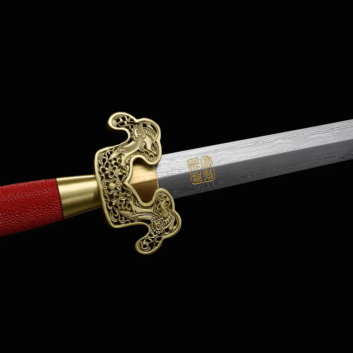 Gros plan sur l’épée chinoise Jian LONGQUAN HONG LONG avec garde dorée ouvragée, poignée rouge texturée, lame droite en acier plié et inscription dorée visible sur fond noir.