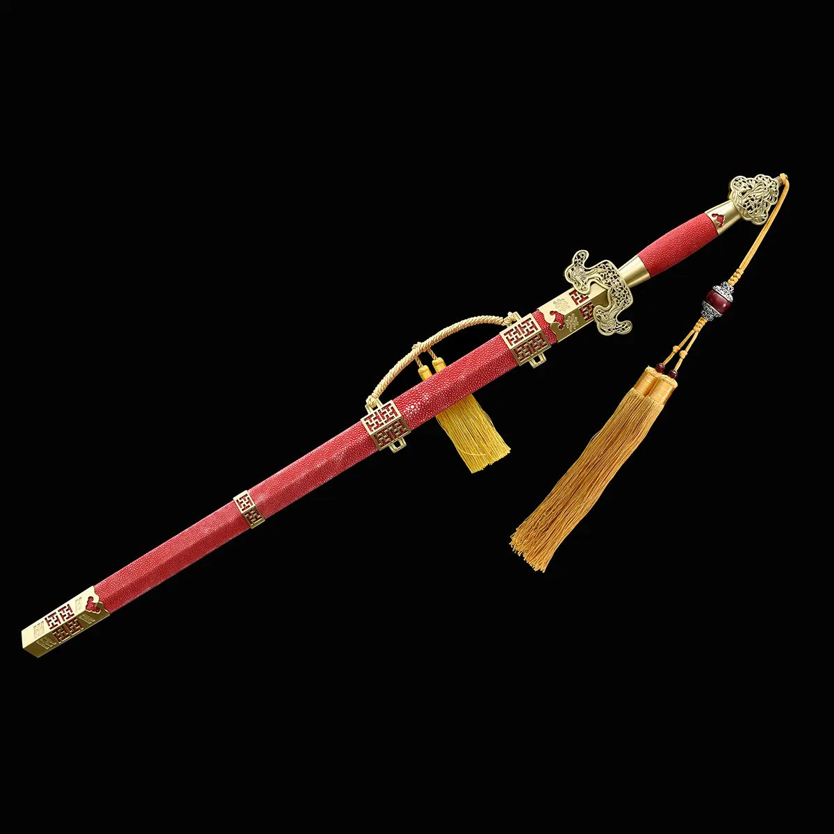 Vue complète de l’épée chinoise Jian LONGQUAN HONG LONG dans son fourreau rouge texturé, avec garnitures dorées, garde ouvragée, poignée rouge, dragonne jaune à pompon et fond noir.