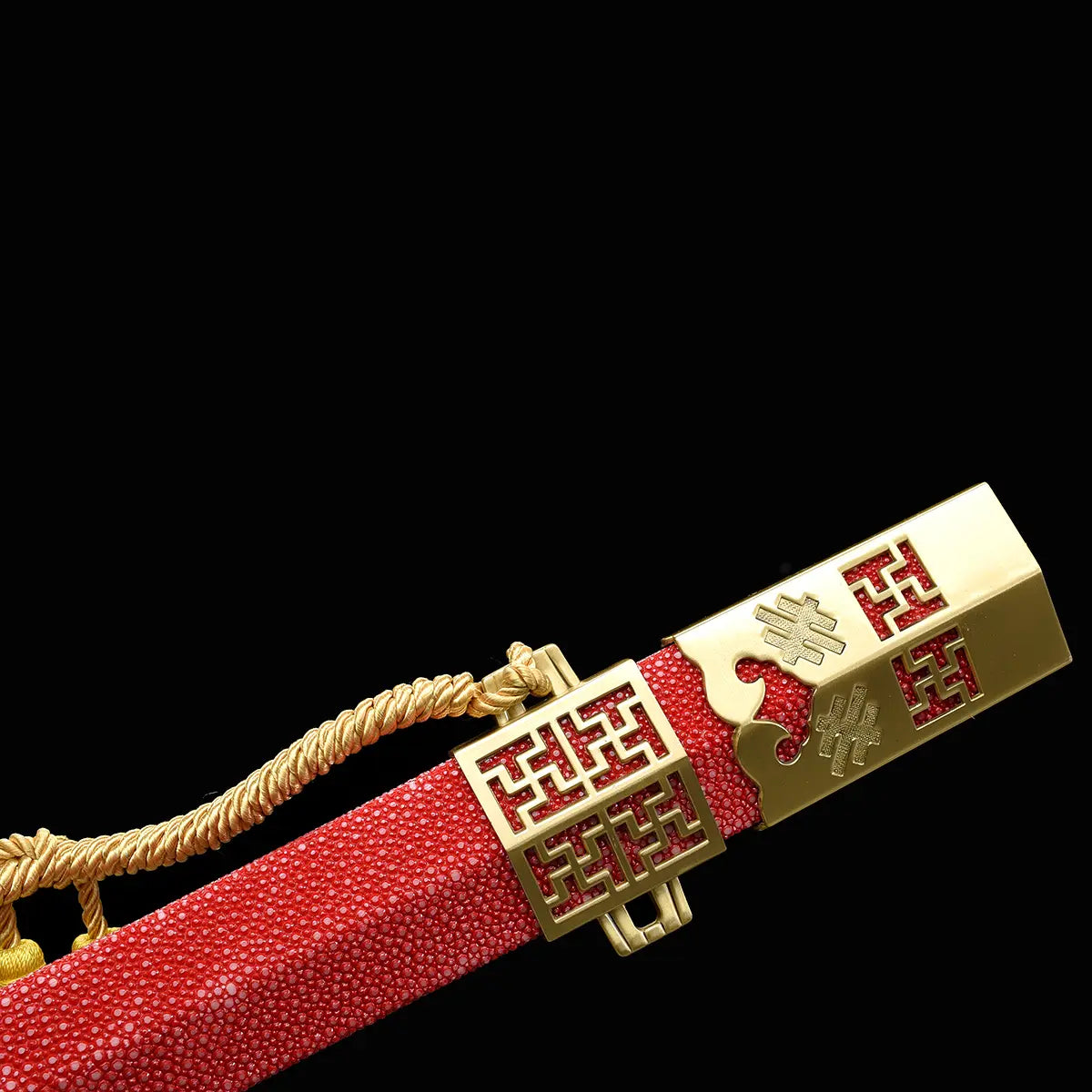 Gros plan sur le fourreau rouge texturé de l’épée chinoise Jian LONGQUAN HONG LONG, avec garniture dorée, motif géométrique, corde décorative jaune et finition brillante sur fond noir.