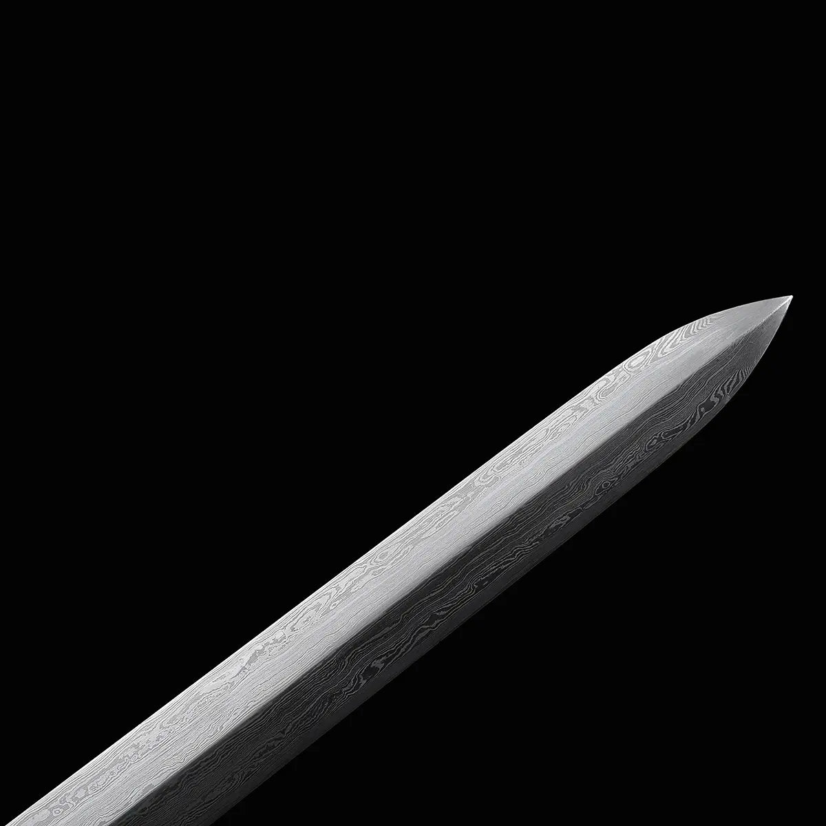 Gros plan sur la pointe centrale de l’épée chinoise Jian LONGQUAN HONG LONG, avec lame droite en acier plié présentant des motifs ondulés visibles sur fond noir.