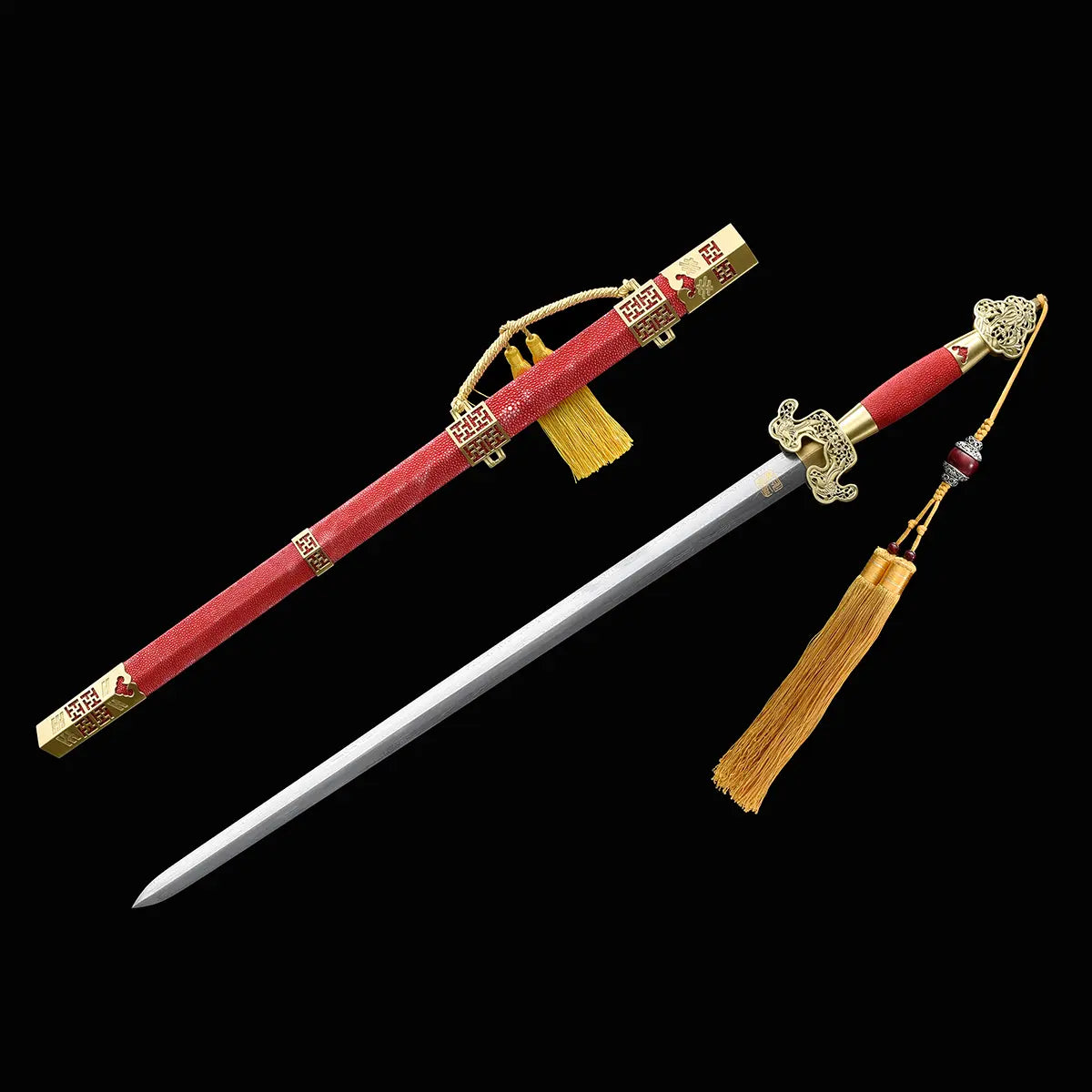 Épée chinoise Jian LONGQUAN HONG LONG entièrement sortie de son fourreau rouge texturé, avec lame droite en acier plié, garde dorée ouvragée, poignée rouge, dragonne jaune à pompon et fond noir.